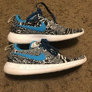 Nike ID Roshe Two Flyknit Womens Size 5 Teal Tiger‎ Stripe Leopard 897153-992